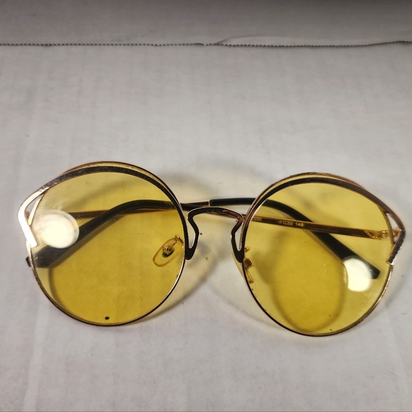 Women's Tony Valencia 7056 Stylish Gold Sunglasses - Picture 4 of 7